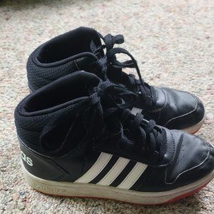Adidas Boys size 5 Sneaker
